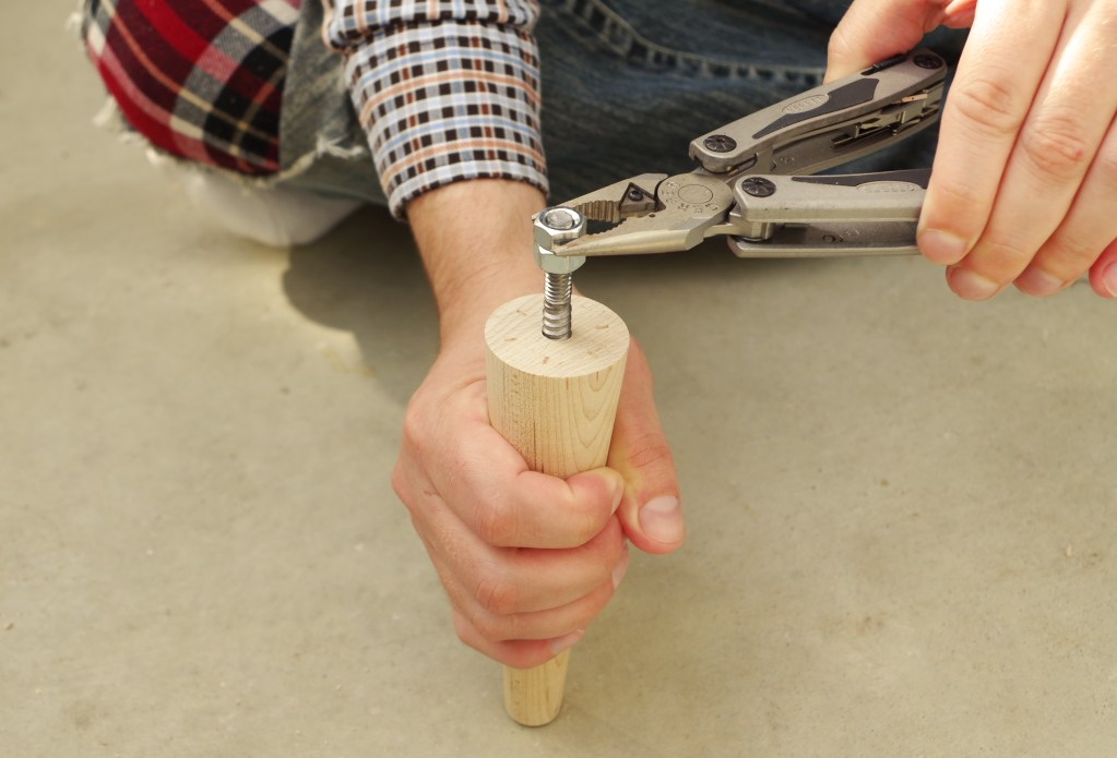 如何安装衣架螺栓-制作自己的家具脚！