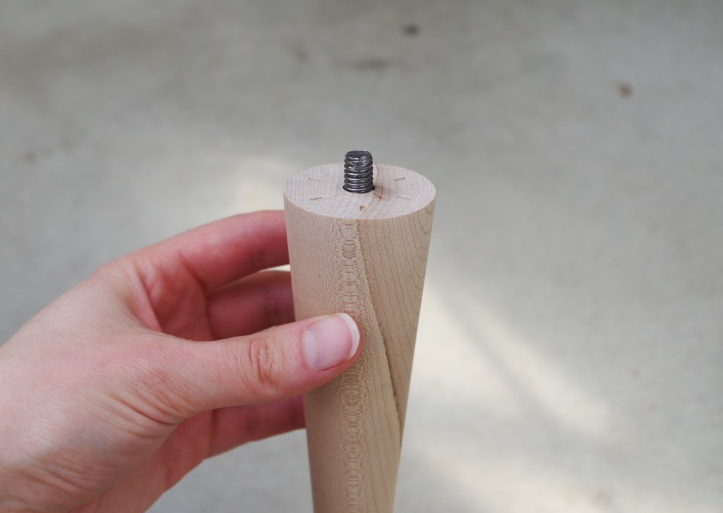 如何安装衣架螺栓-制作自己的家具脚
