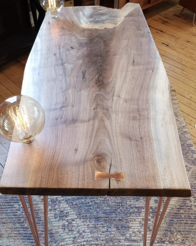 胡桃木桌子，带铜发夹和爱迪生灯